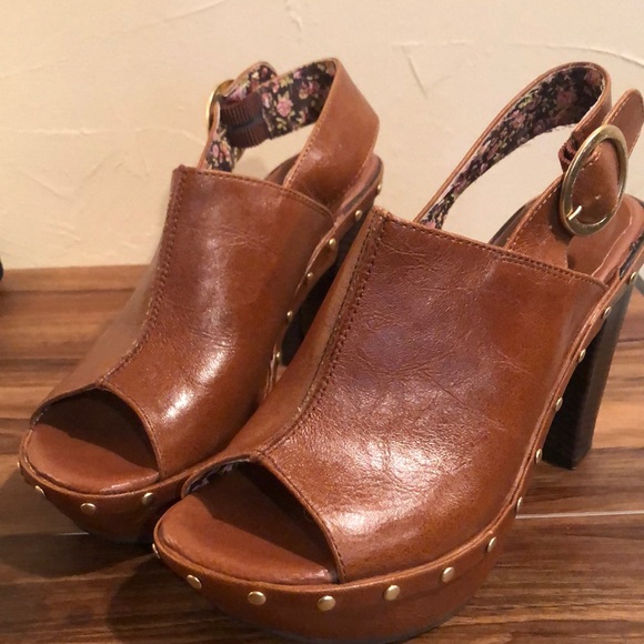 Unlisted leather look studded sandals. Size 8.5 - Picture 1 of 5